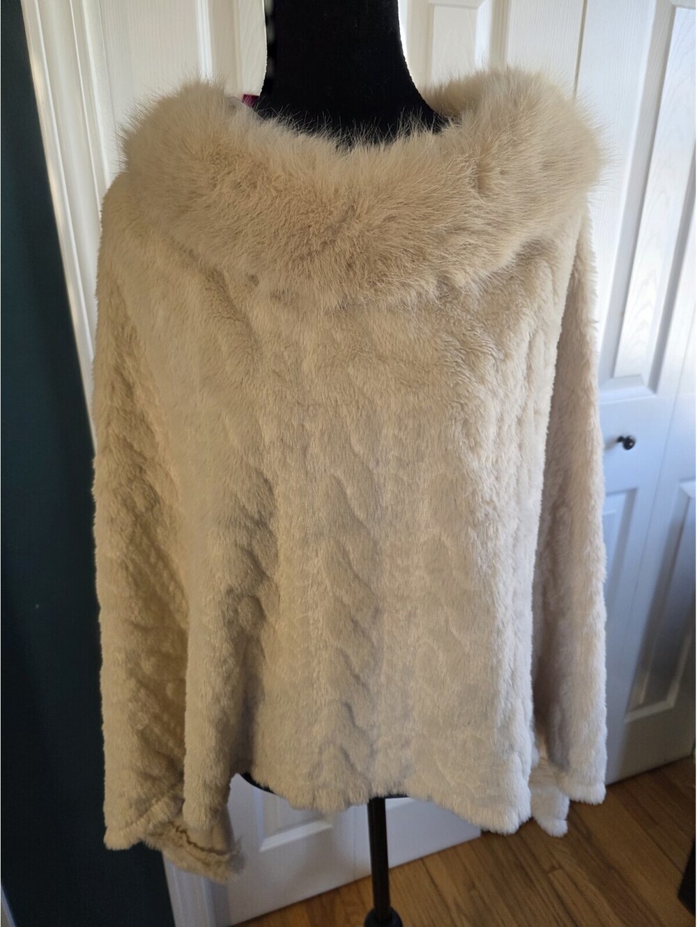 Catherine Malandrino Pullover Faux Fur Cape - Great For A Wedding